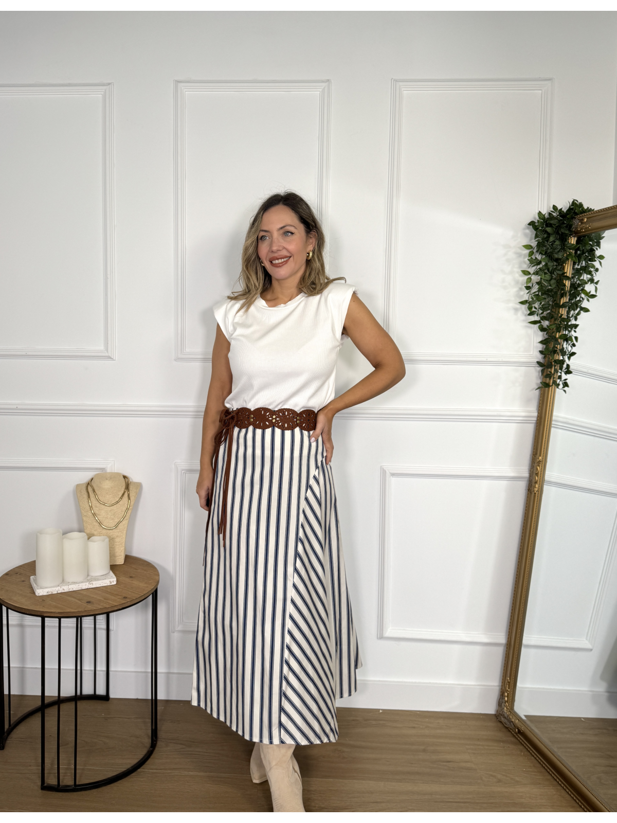 Falda midi de algodón con estampado de rayas en contraste.