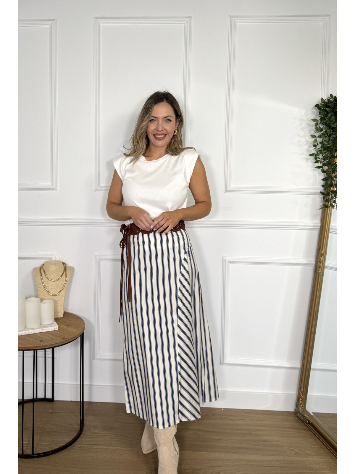 Falda midi de algodón con estampado de rayas en contraste.