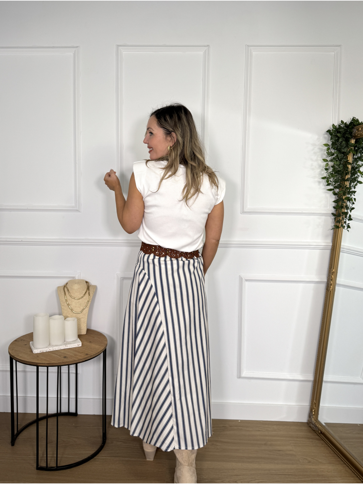 Falda midi de algodón con estampado de rayas en contraste.