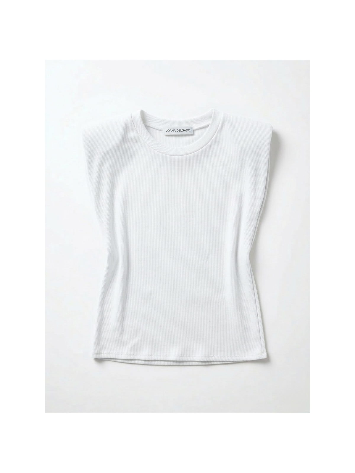 Camiseta básica de canalé con hombreras.