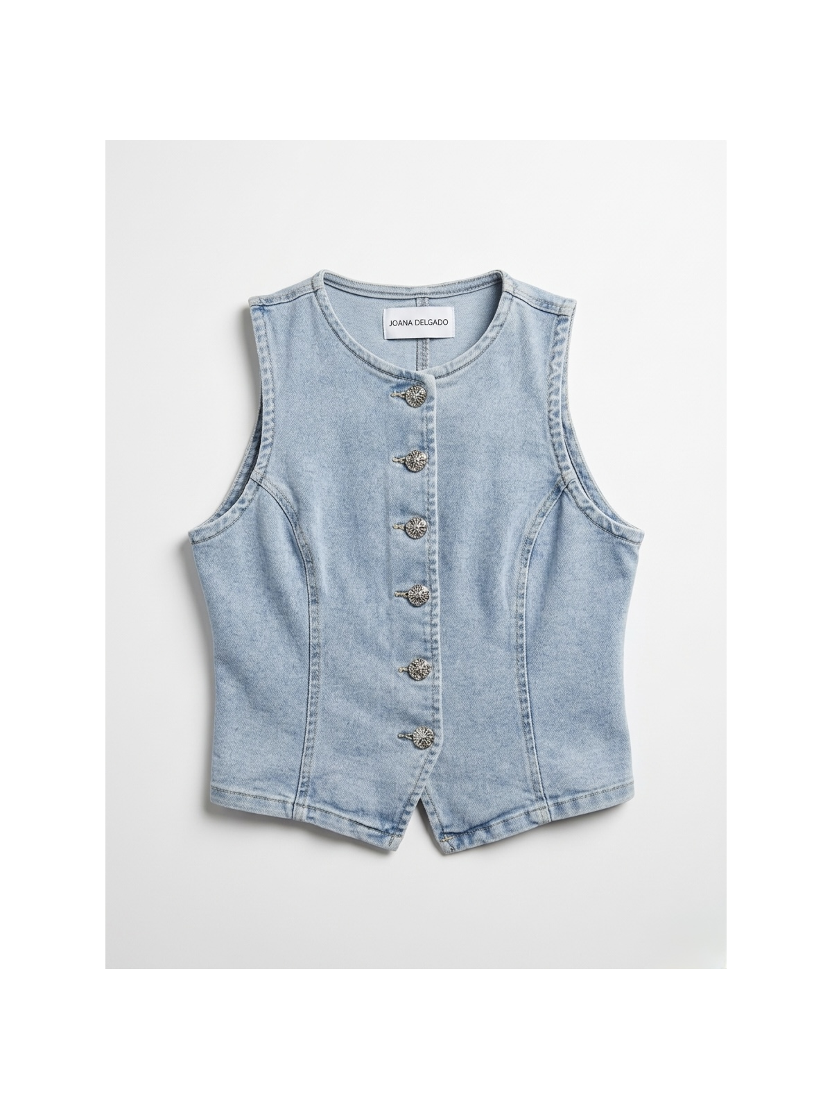 Chaleco vaquero de color claro, perfecto para completar looks casuales