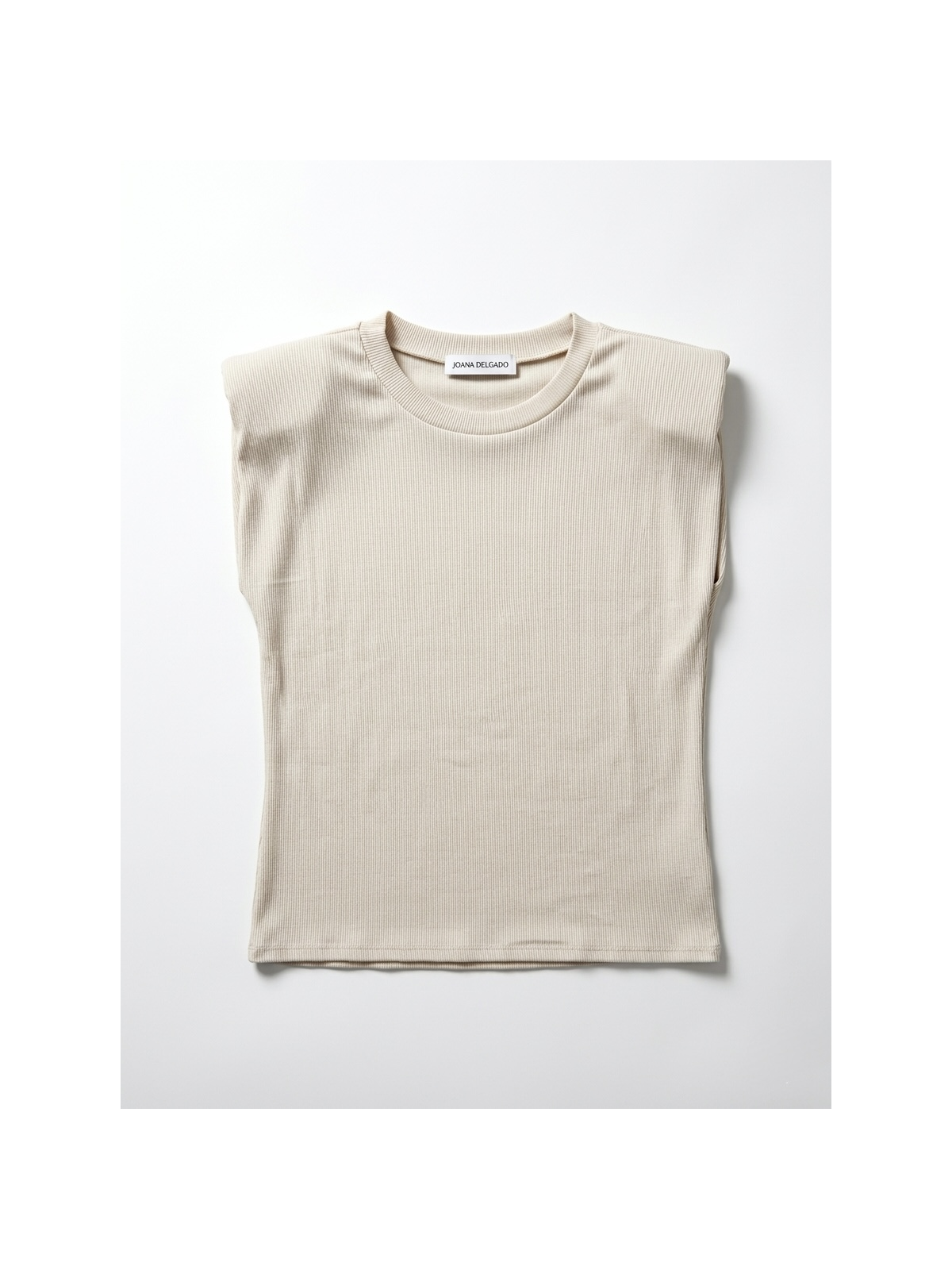 Camiseta básica de canalé con hombreras.