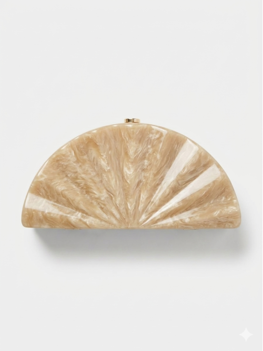 Clutch rígido de diseño sofisticado, con efecto nacarado.