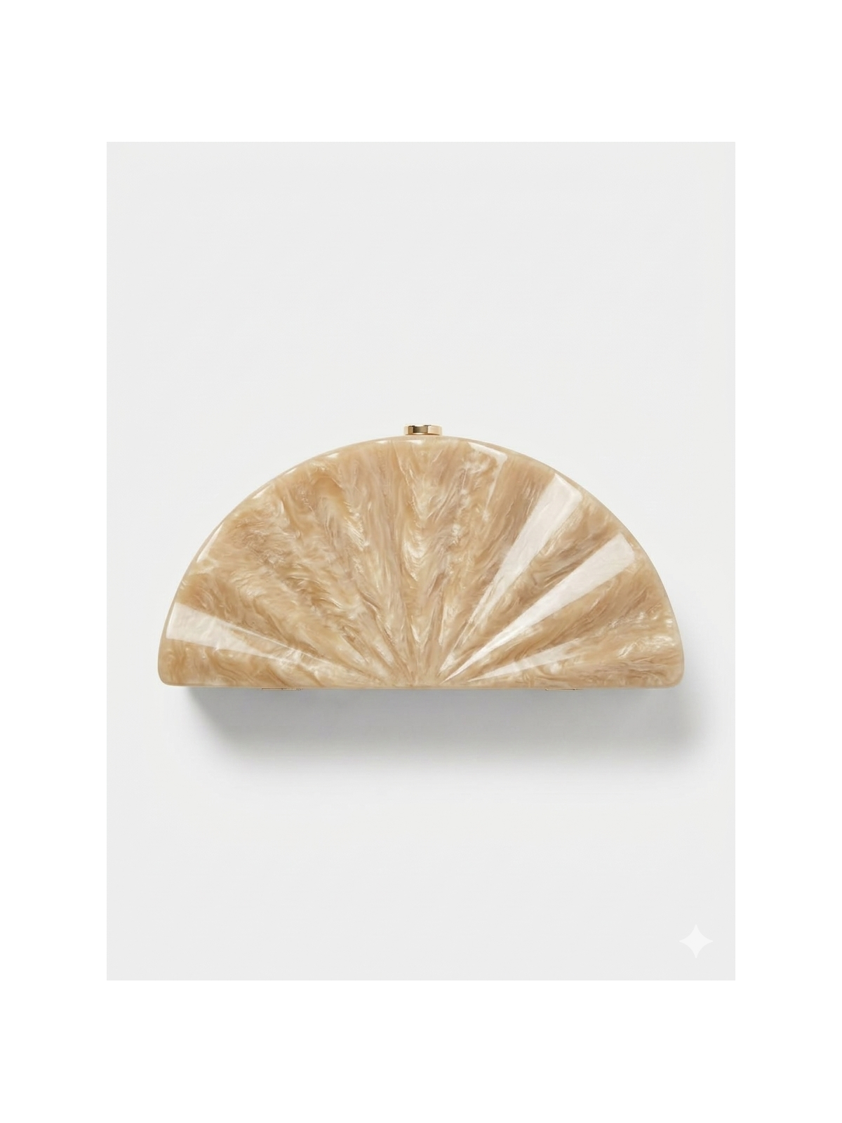 Clutch rígido de diseño sofisticado, con efecto nacarado.