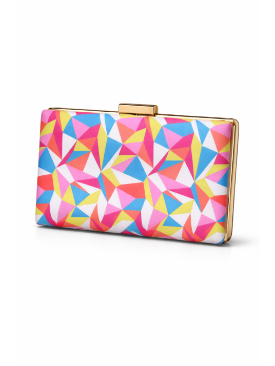 Bolso tipo clutch con diseño geométrico multicolor.