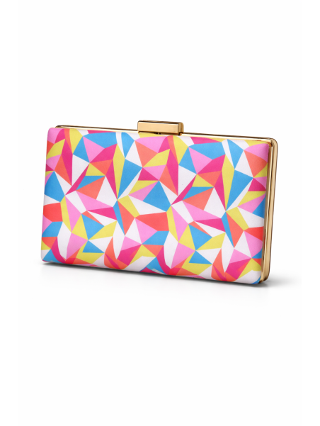 Bolso tipo clutch con diseño geométrico multicolor.