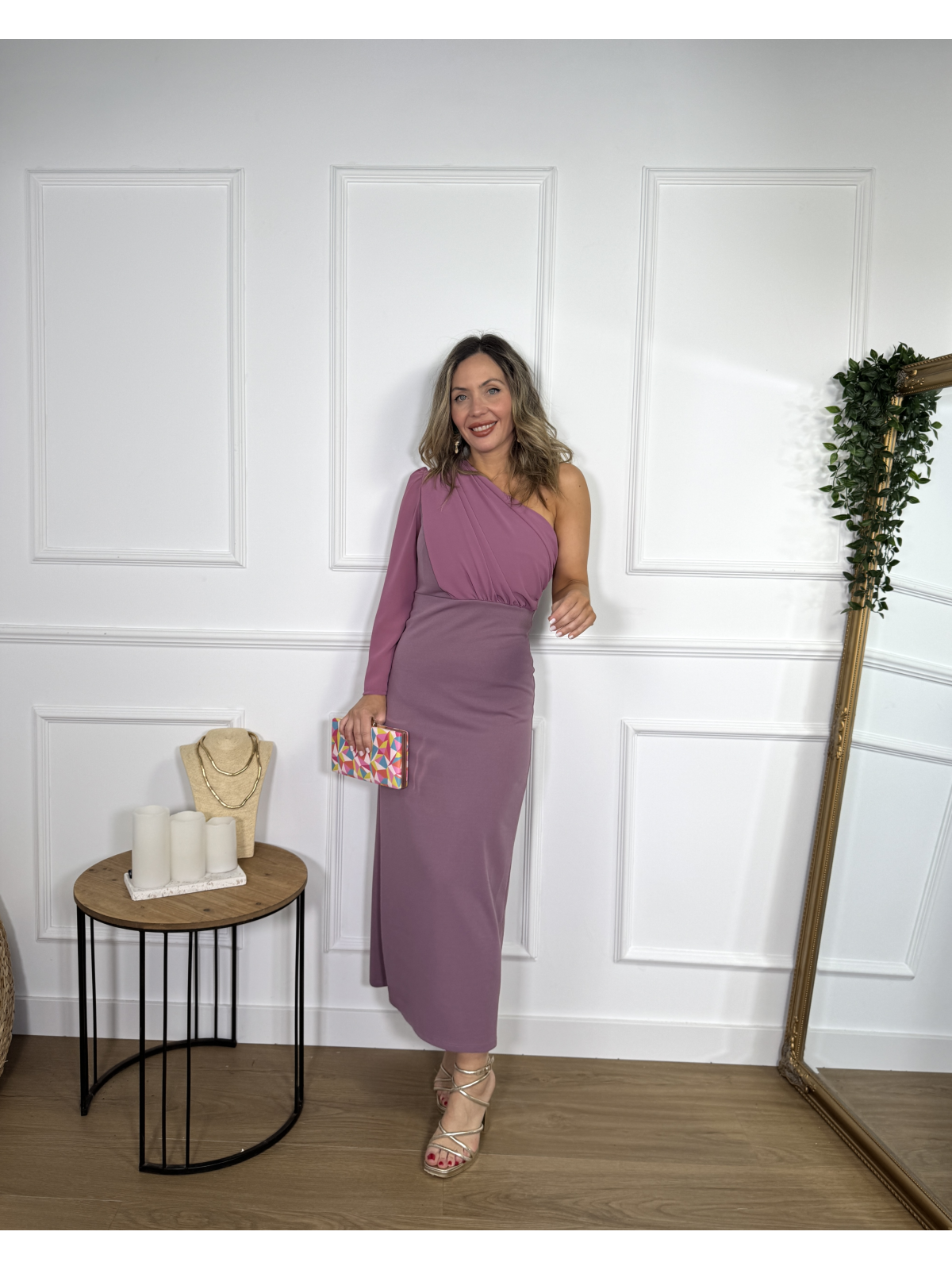 Vestido midi asimétrico en combinación con gasa, ideal para invitadas