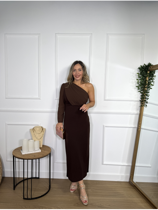Vestido midi asimétrico en combinación con gasa, ideal para invitadas