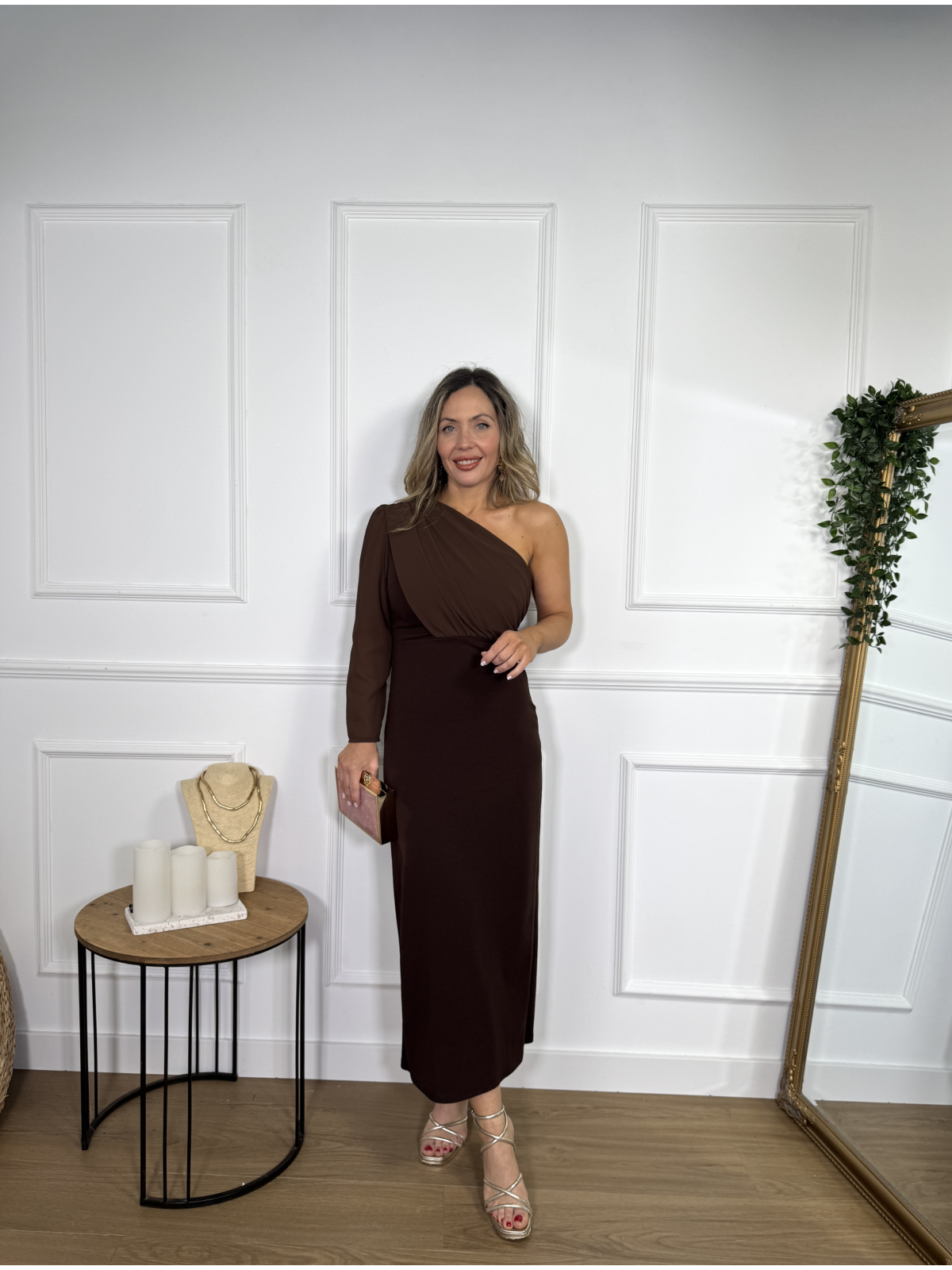 Vestido midi asimétrico en combinación con gasa, ideal para invitadas