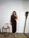 Vestido midi asimétrico en combinación con gasa, ideal para invitadas