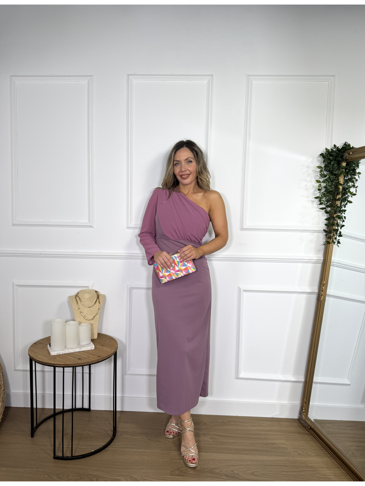 Vestido midi asimétrico en combinación con gasa, ideal para invitadas