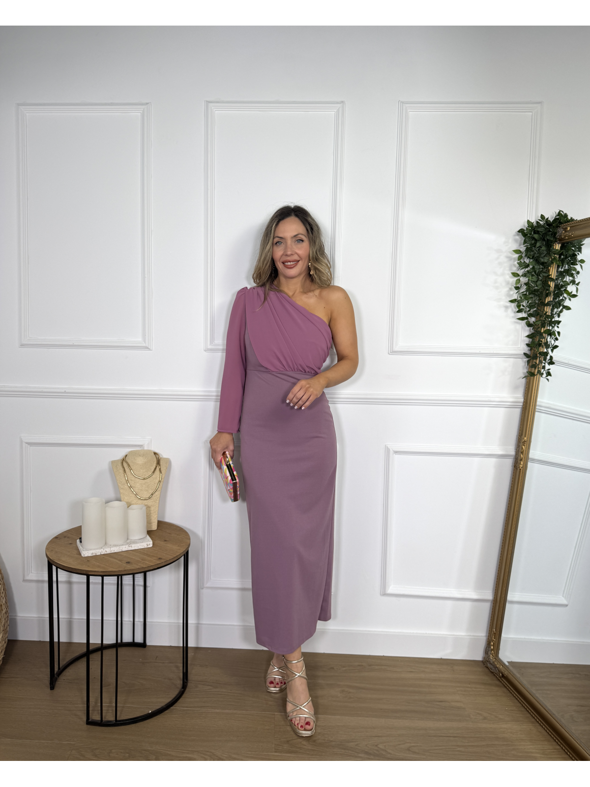 Vestido midi asimétrico en combinación con gasa, ideal para invitadas