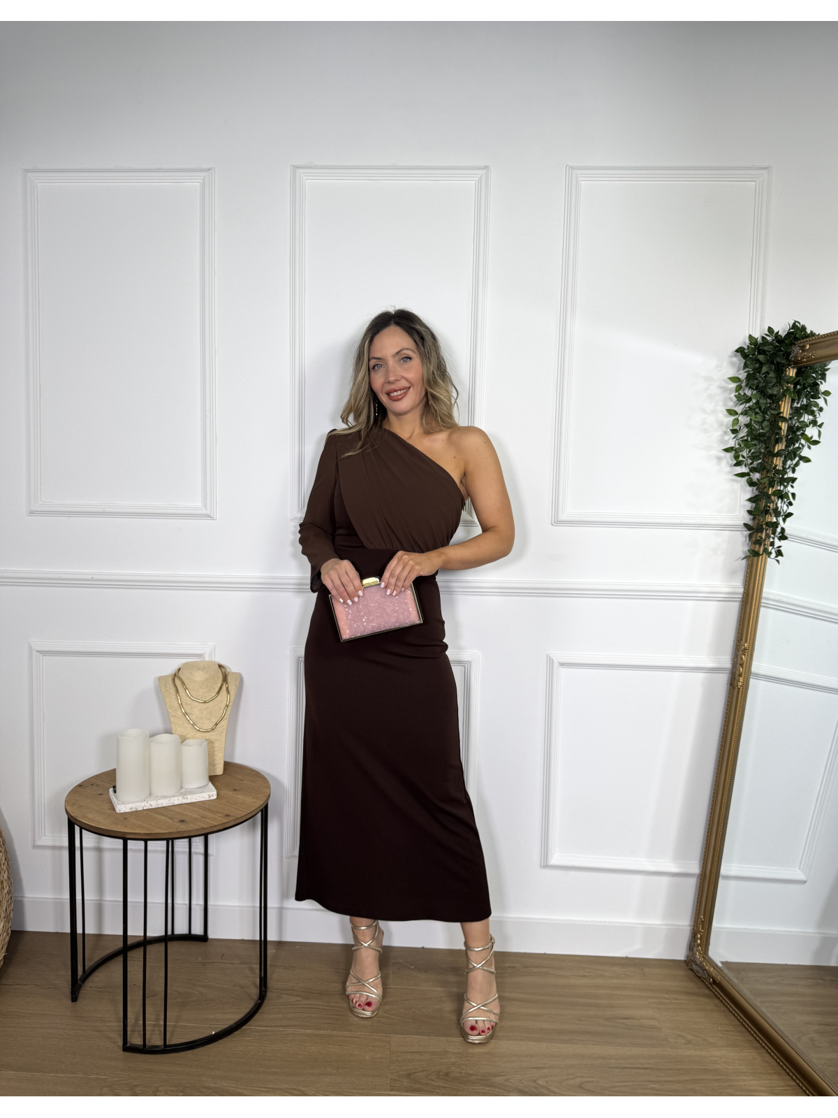 Vestido midi asimétrico en combinación con gasa, ideal para invitadas