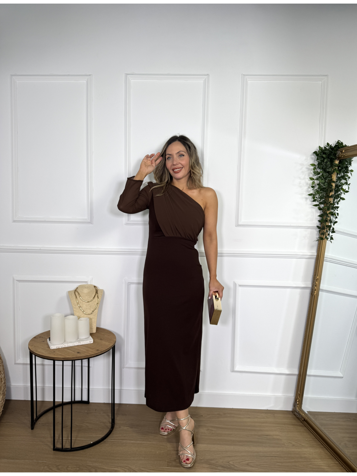 Vestido midi asimétrico en combinación con gasa, ideal para invitadas