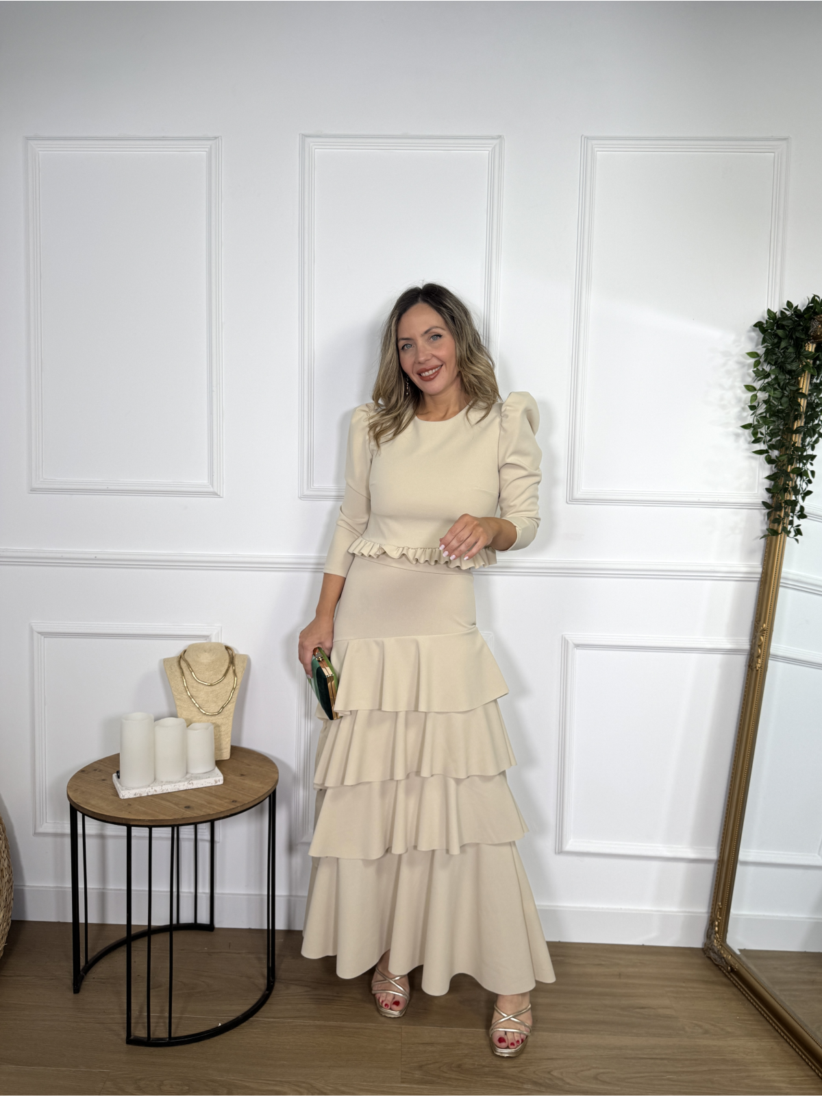 Conjunto de dos piezas formado por top y falda.