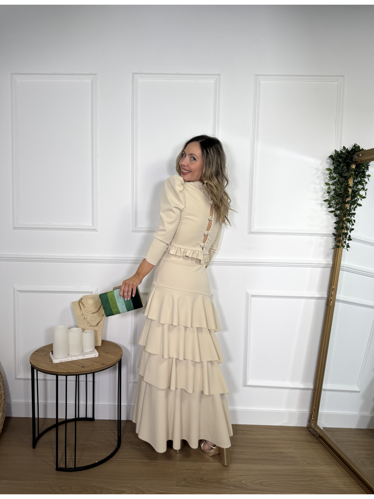 Conjunto de dos piezas formado por top y falda.