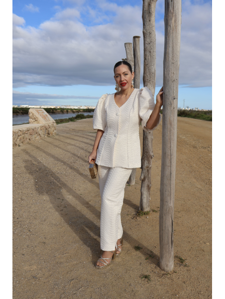 Traje de chaqueta y pantalón en color blanco marfil.