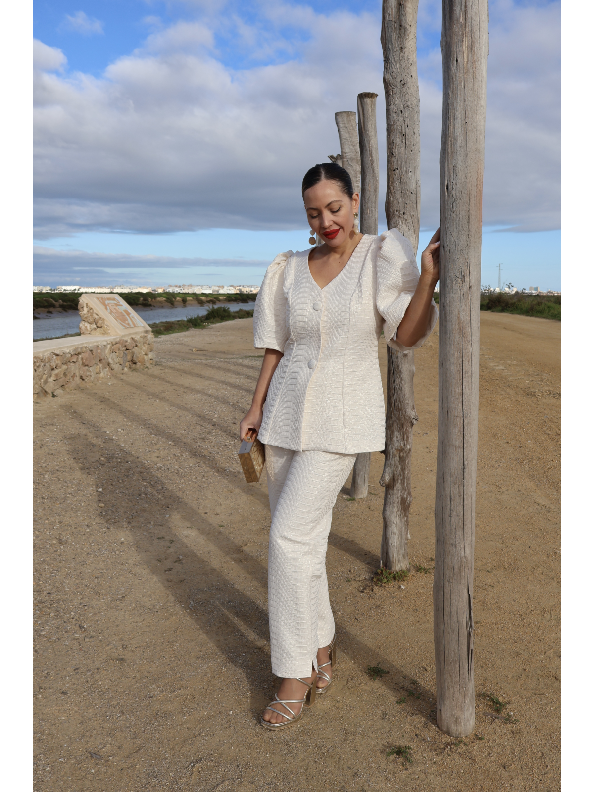 Traje de chaqueta y pantalón en color blanco marfil.