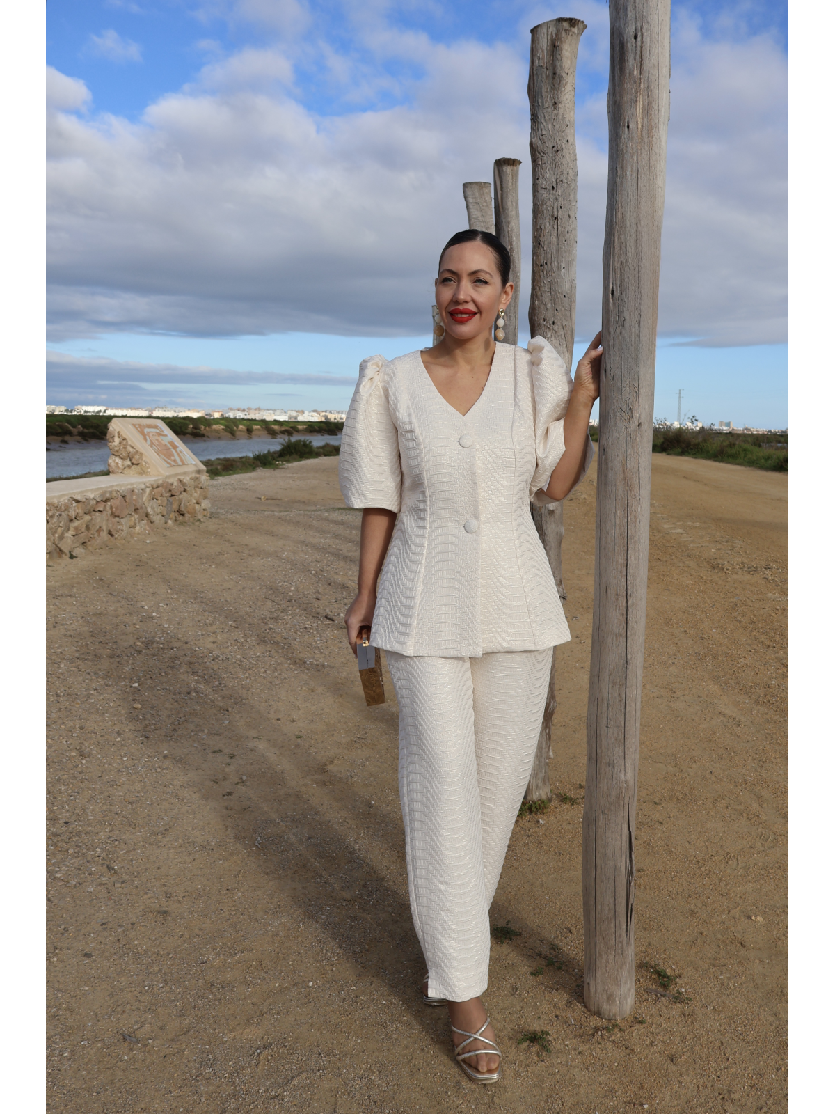 Traje de chaqueta y pantalón en color blanco marfil.