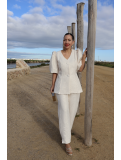 Traje de chaqueta y pantalón en color blanco marfil.
