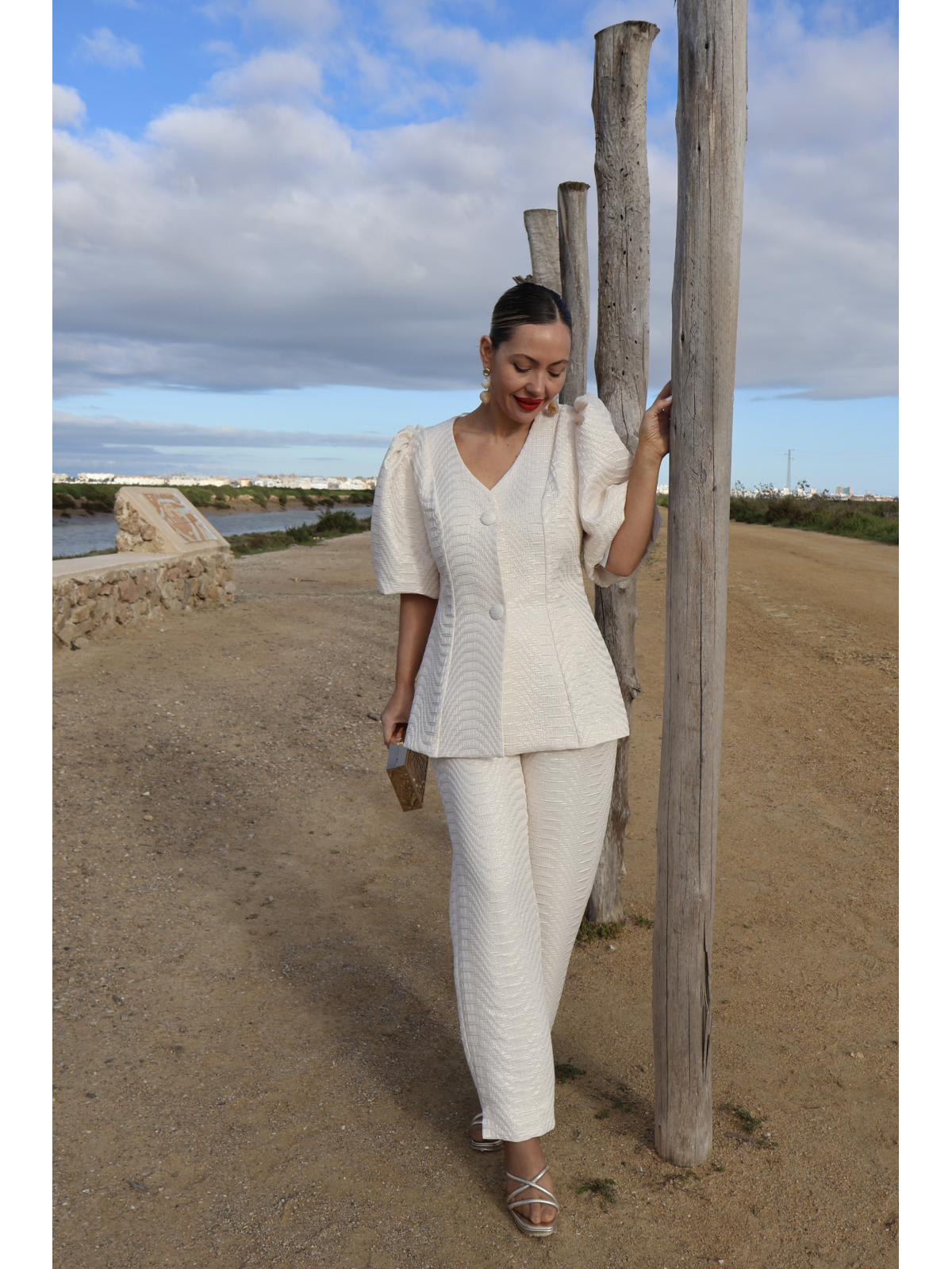 Traje de chaqueta y pantalón en color blanco marfil.