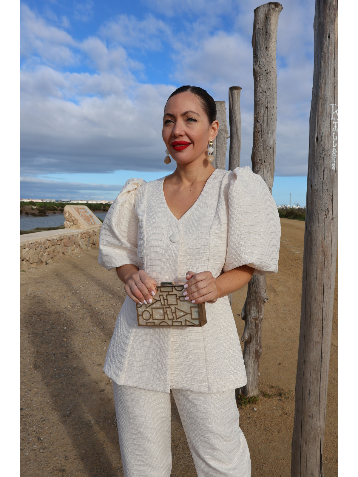 Traje de chaqueta y pantalón en color blanco marfil.