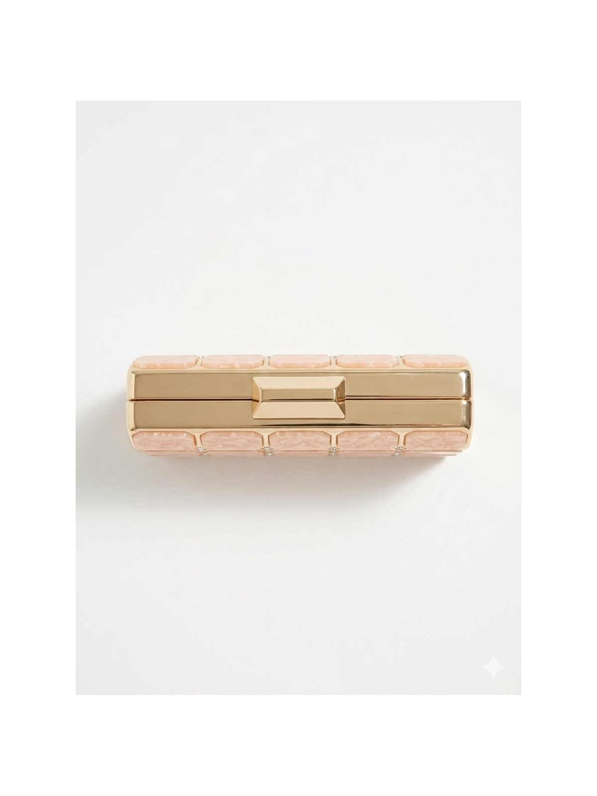 Clutch rígido de diseño sofisticado con estructura metálica.