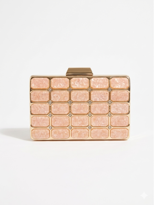 Clutch rígido de diseño sofisticado con estructura metálica.