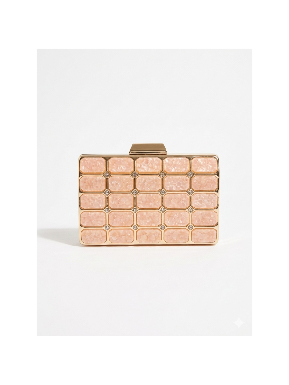 Clutch rígido de diseño sofisticado con estructura metálica.