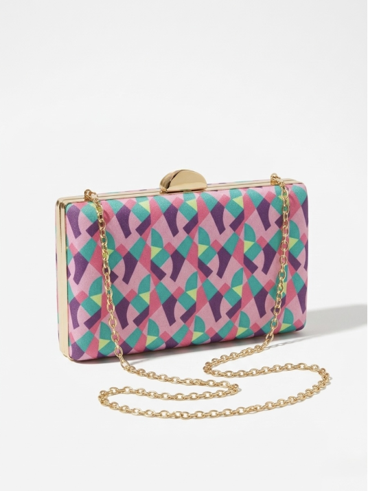 Bolso tipo clutch con diseño geométrico multicolor.