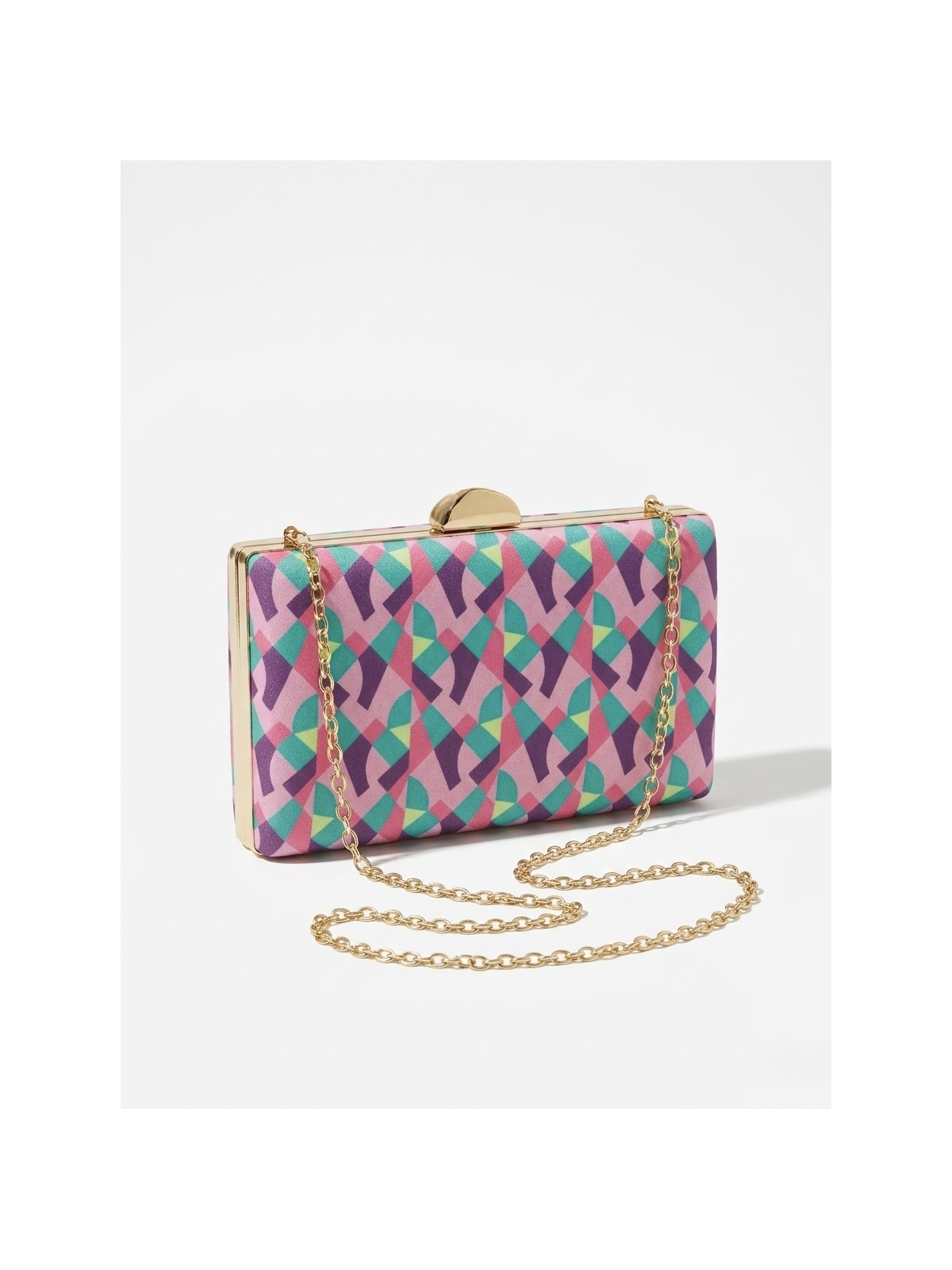 Bolso tipo clutch con diseño geométrico multicolor.