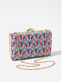 Bolso tipo clutch con diseño geométrico multicolor.