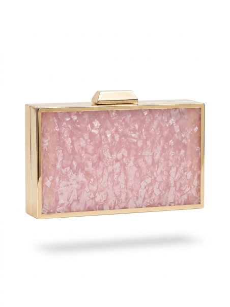 Clutch rígido de diseño sofisticado con estructura metálica.