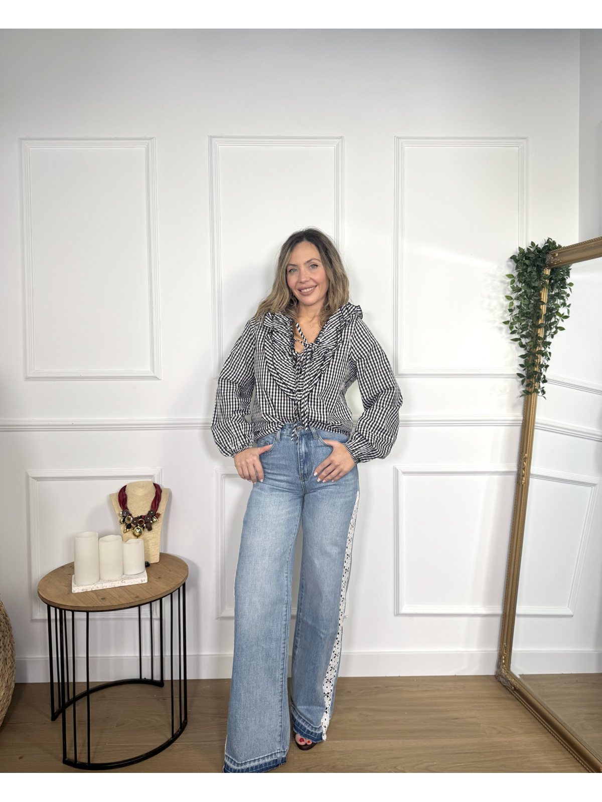 Pantalón de corte recto en denim lavado de color azul claro.