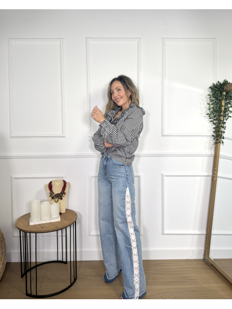 Pantalón de corte recto en denim lavado de color azul claro.