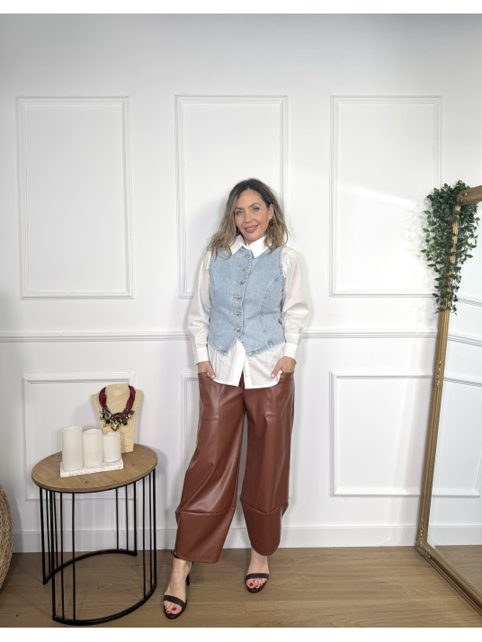 Pantalón de diseño moderno en polipiel color teja.