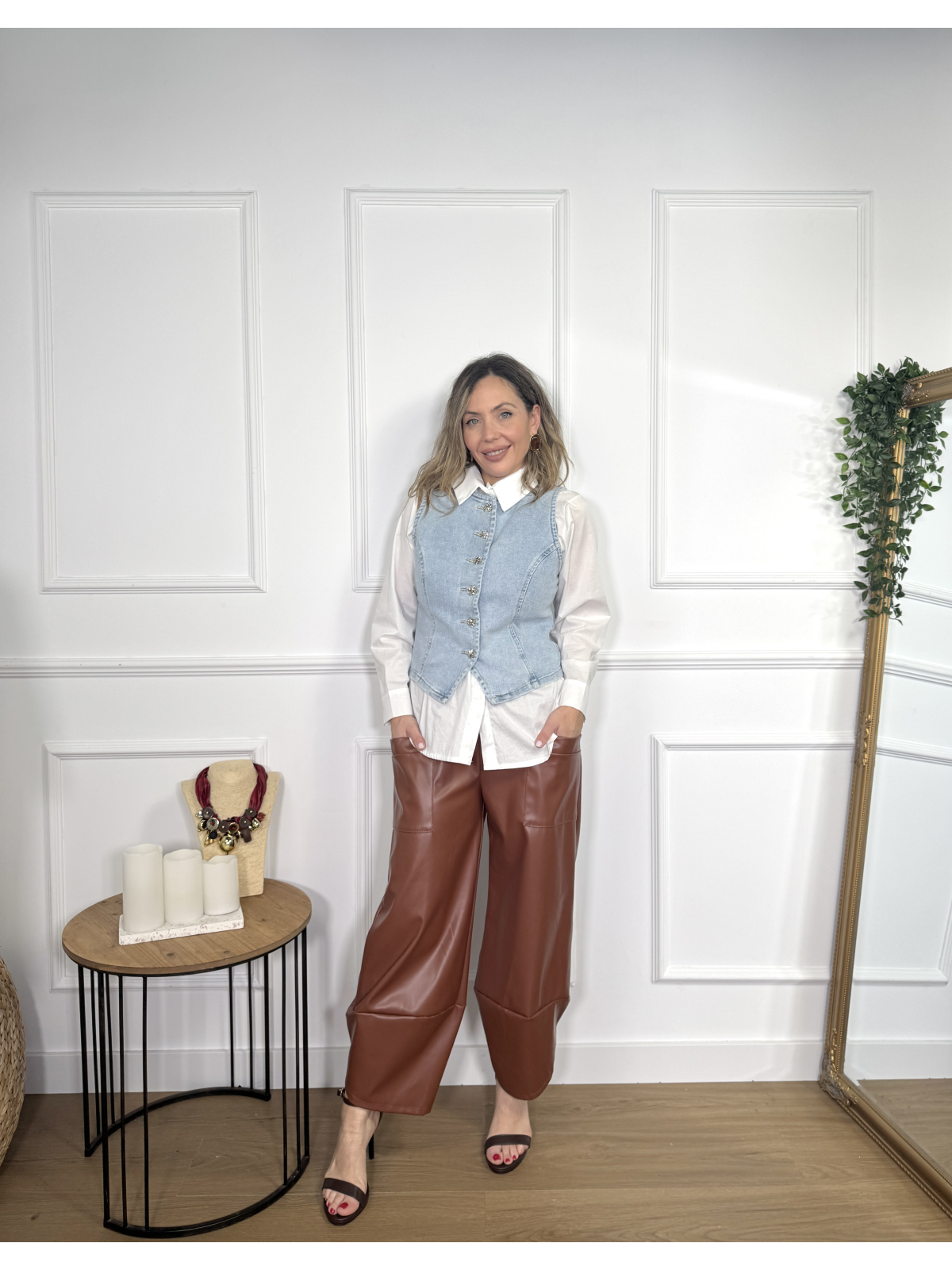 Pantalón de diseño moderno en polipiel color teja.