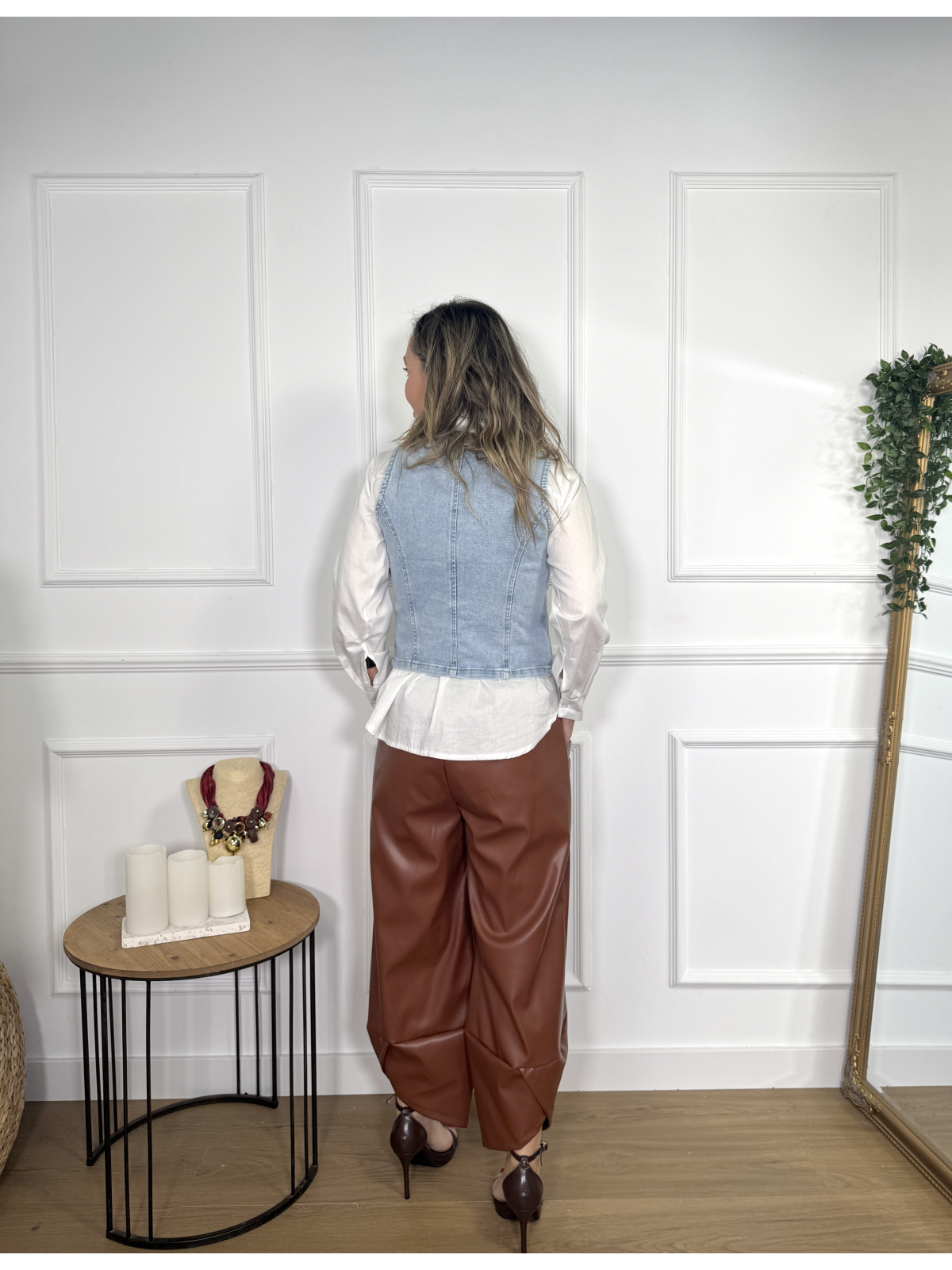 Pantalón de diseño moderno en polipiel color teja.