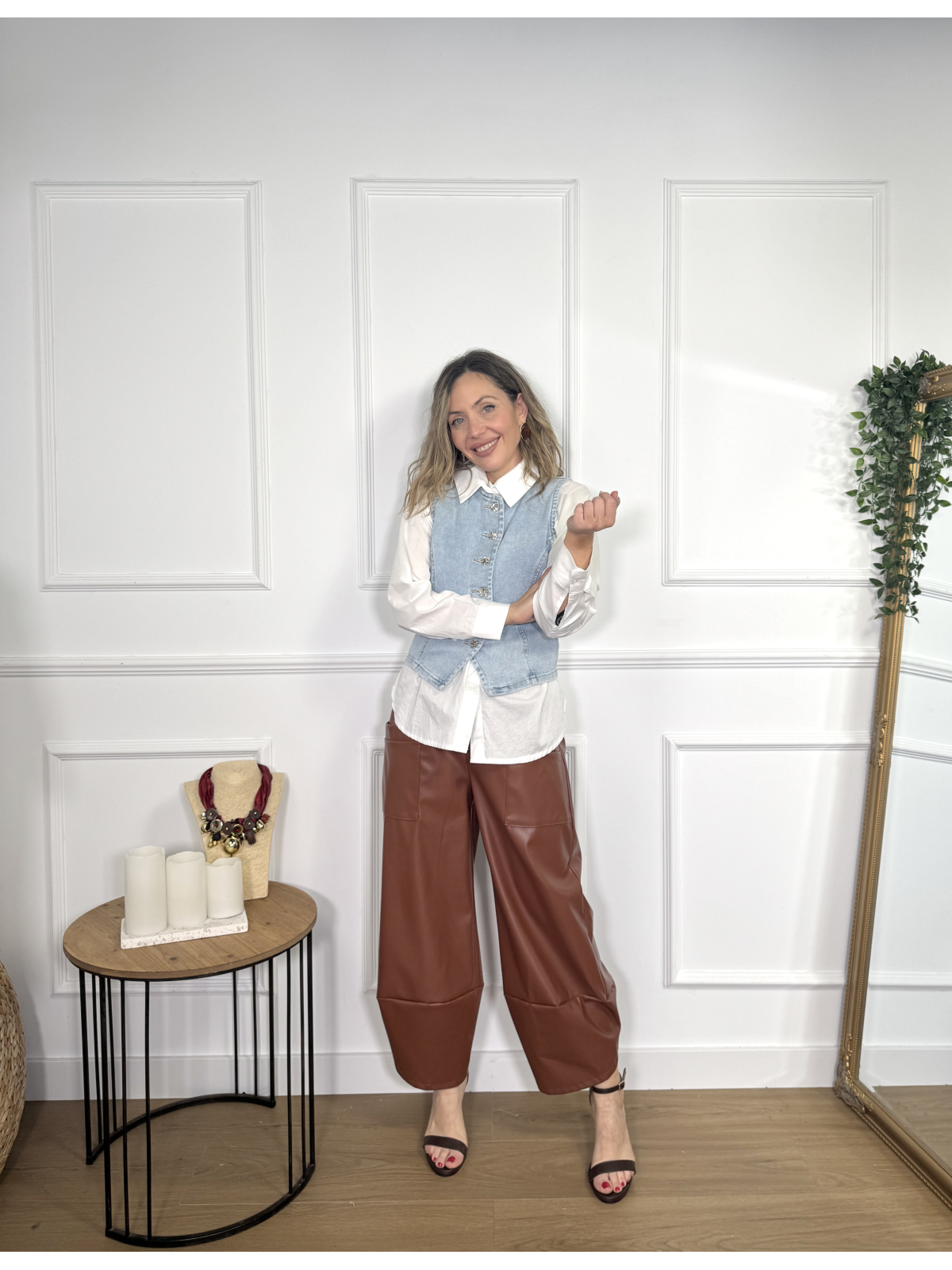 Pantalón de diseño moderno en polipiel color teja.