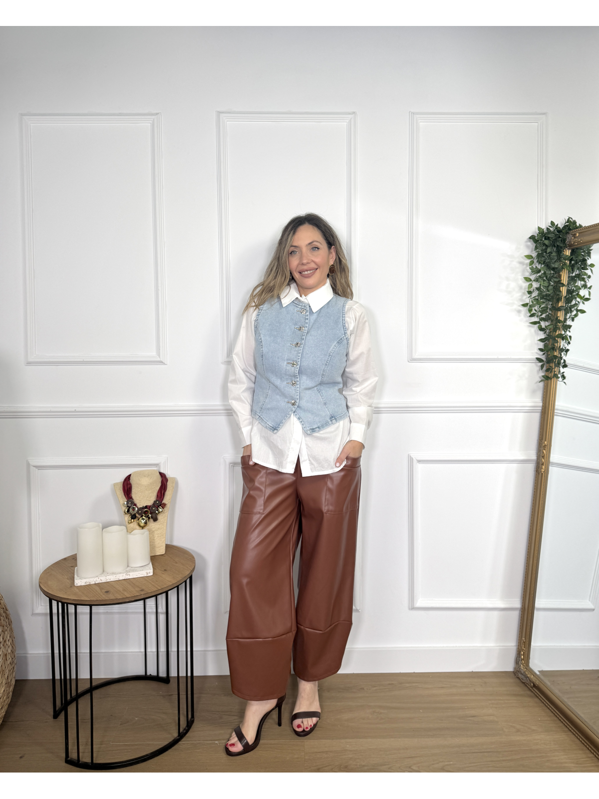 Pantalón de diseño moderno en polipiel color teja.