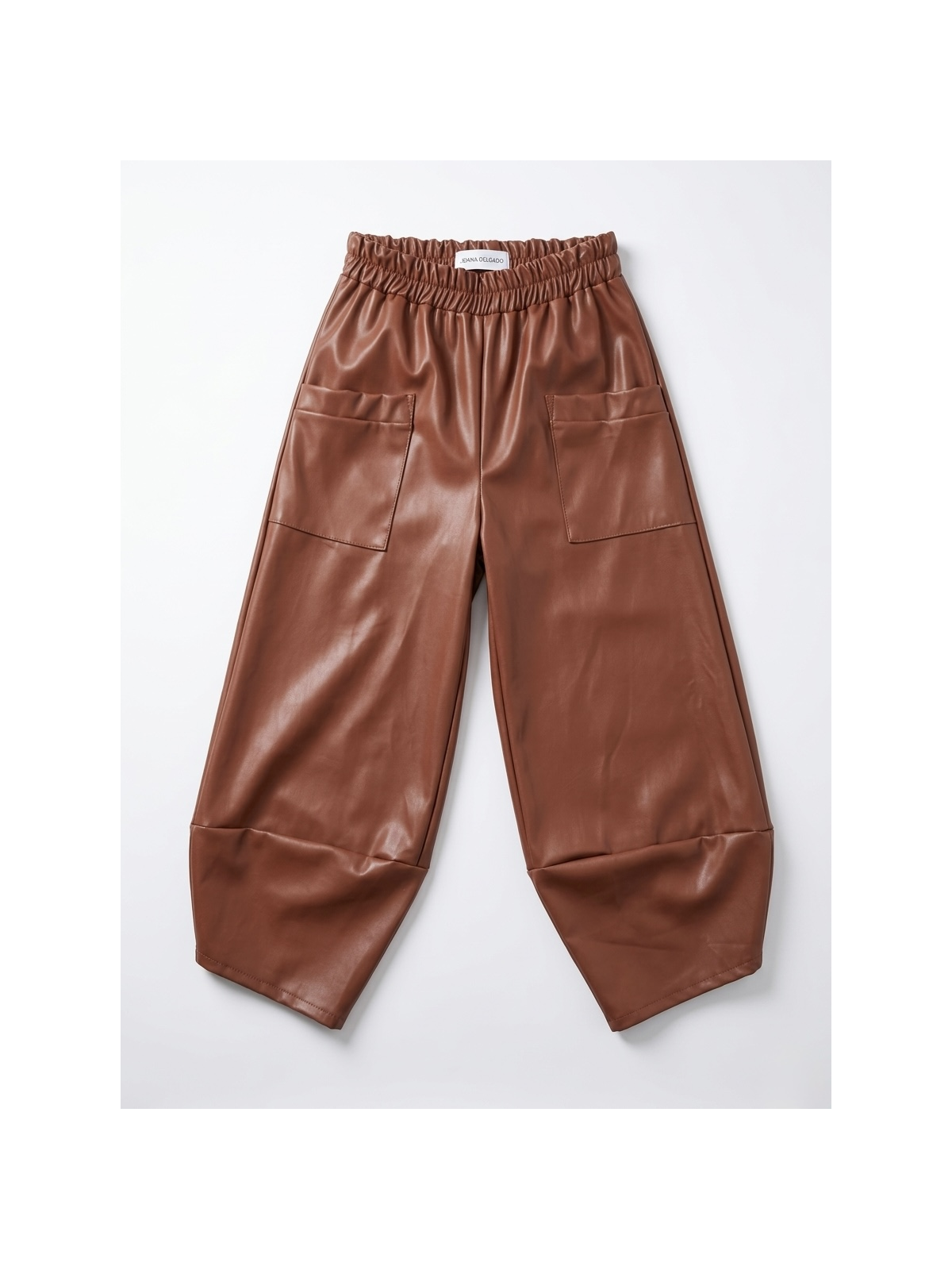 Pantalón de diseño moderno en polipiel color teja.