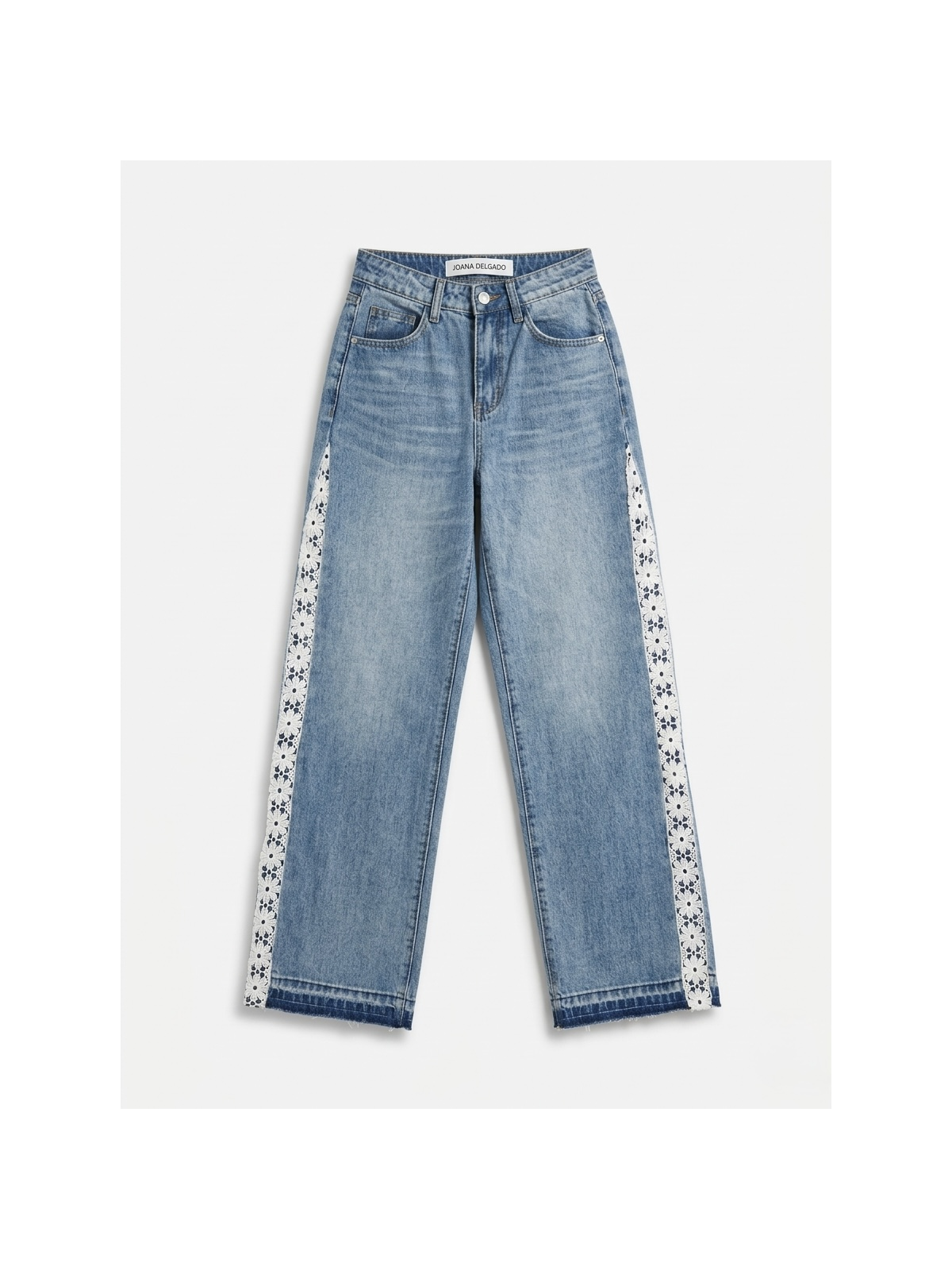 Pantalón de corte recto en denim lavado de color azul claro.