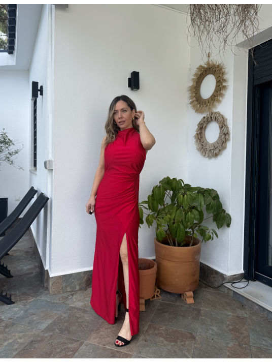 Vestido largo de corte elegante con diseño ajustado.