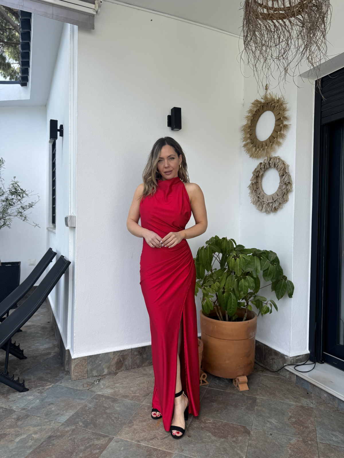 Vestido largo de corte elegante con diseño ajustado.