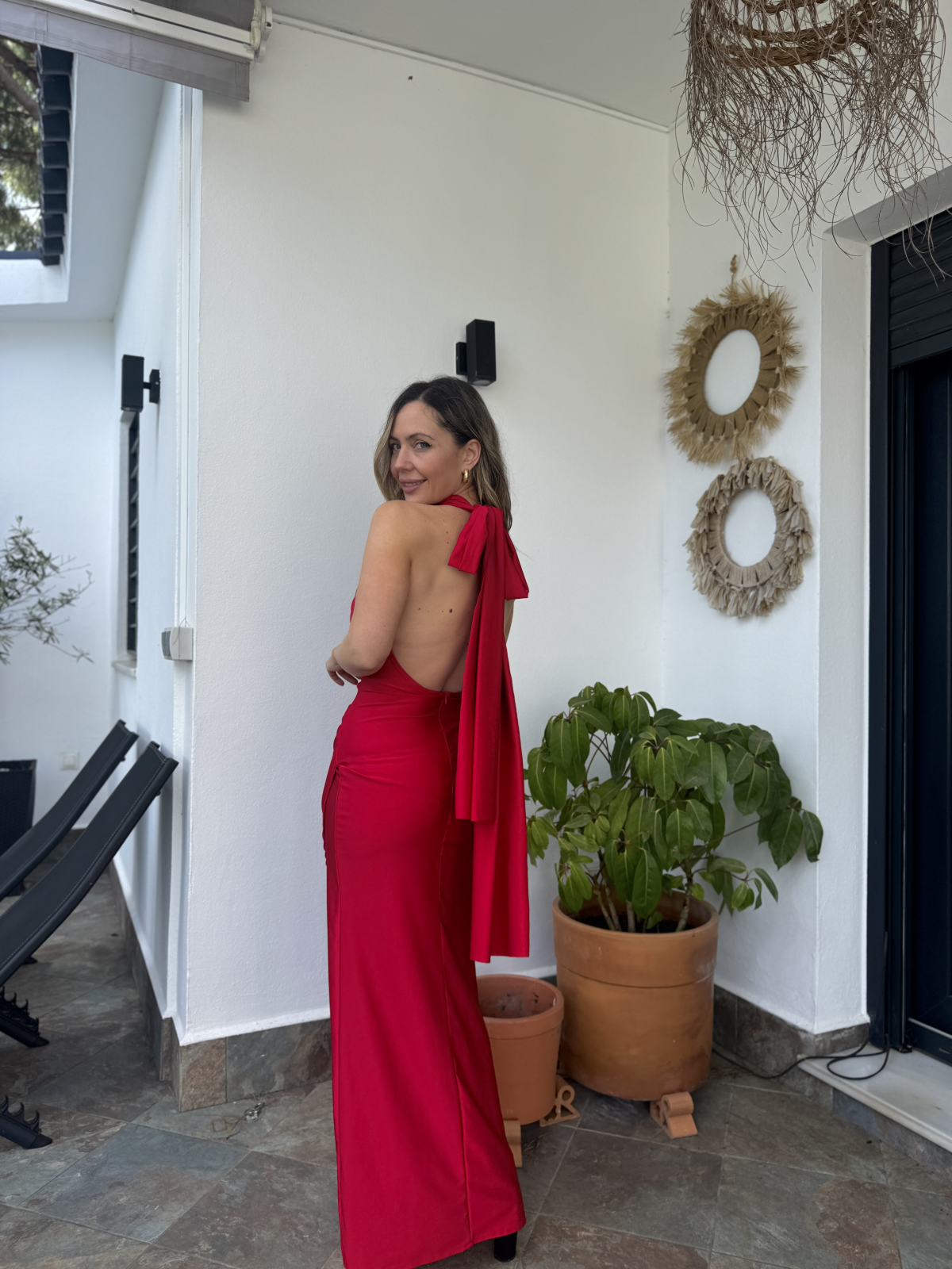 Vestido largo de corte elegante con diseño ajustado.