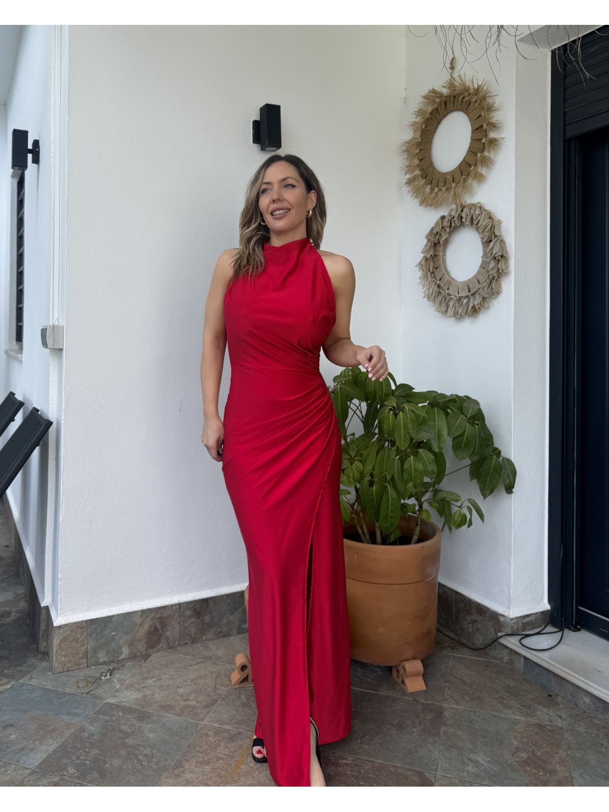 Vestido largo de corte elegante con diseño ajustado.