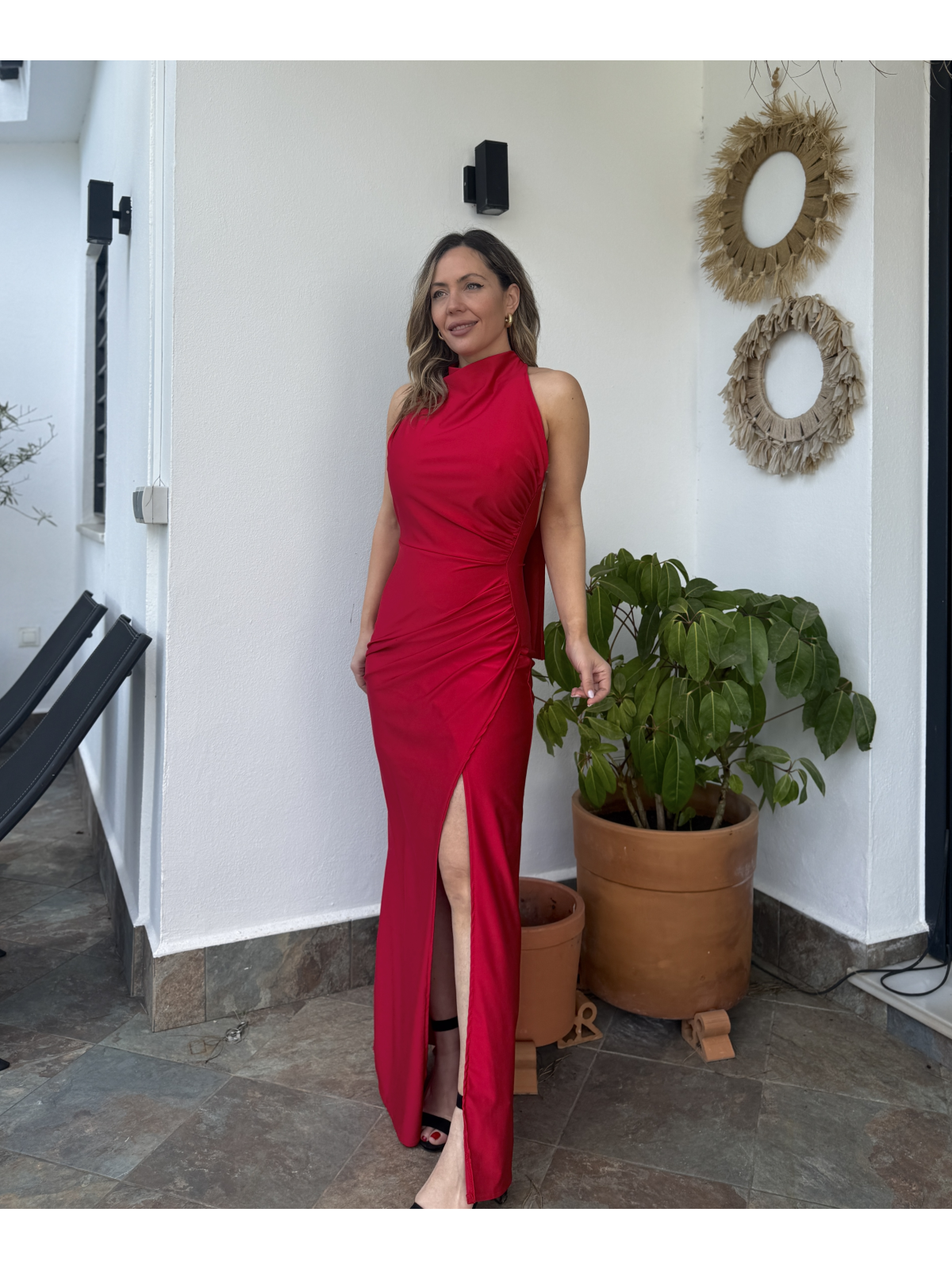 Vestido largo de corte elegante con diseño ajustado.