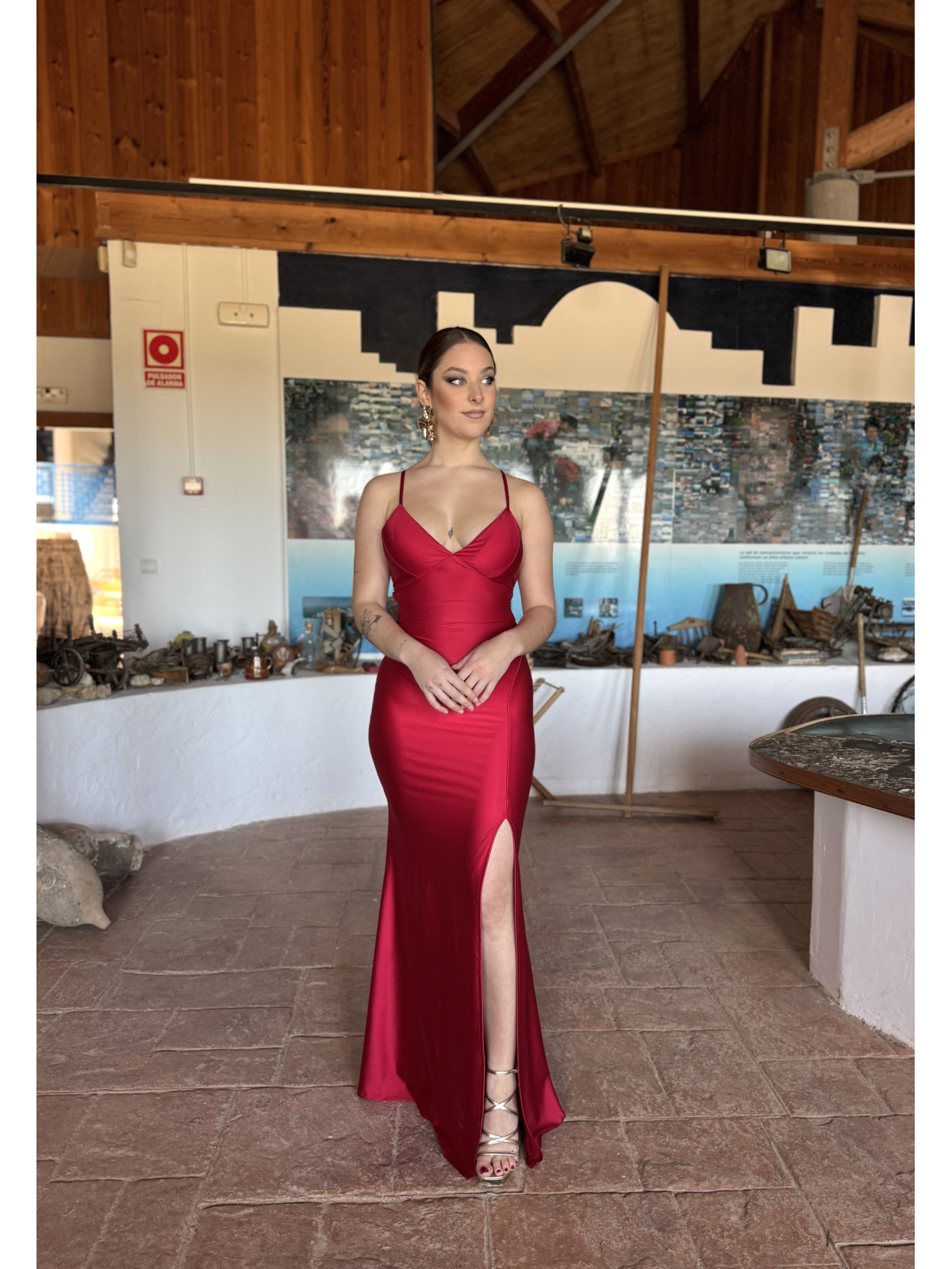 Vestido largo de corte elegante con diseño ajustado.