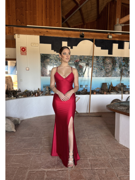 Vestido largo de corte elegante con diseño ajustado.