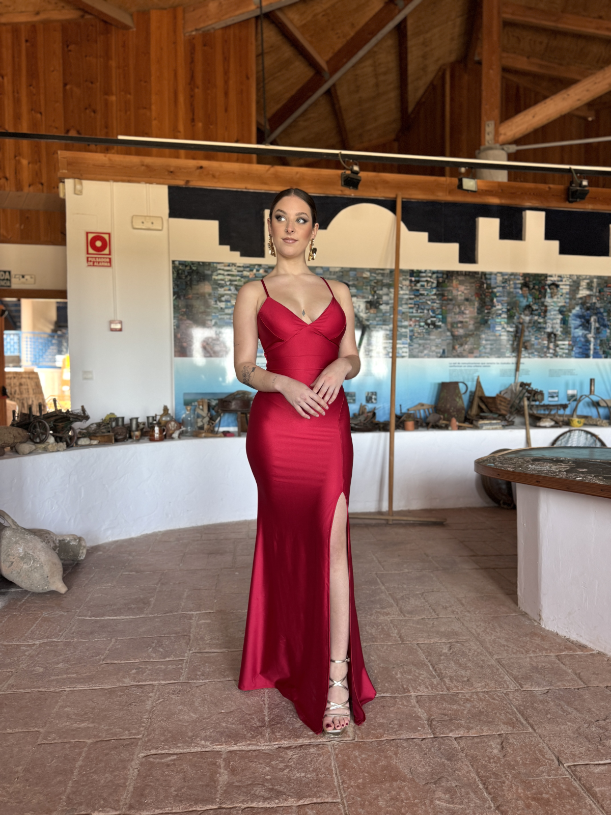 Vestido largo de corte elegante con diseño ajustado.